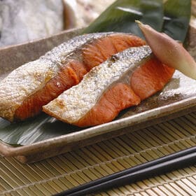 【 計1.4kg/700g×2】北海道産 新巻鮭半身姿切身 | 北海道で水揚げされた秋鮭を切身にしてお届けいたします。